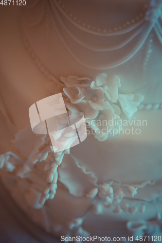 Image of Beautiful white wedding cake