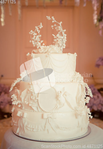 Image of Beautiful white wedding cake