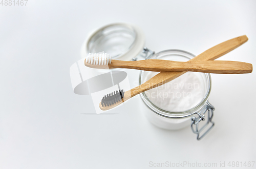 Image of washing soda and wooden toothbrushes