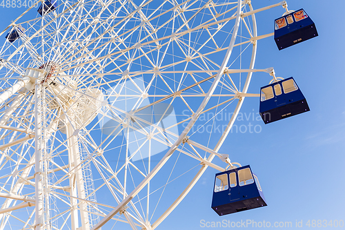 Image of Ferris wheel and sunny day time