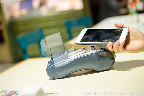 Image of Customer pay the bill with cellphone