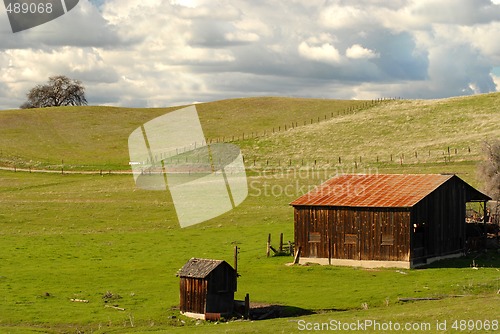 Image of A lone barn and shed on a California hillside