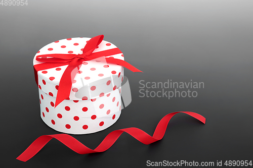 Image of Round Polka Dot Birthday Gift Box
