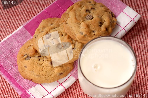 Image of Chocolate chip cookies with milk