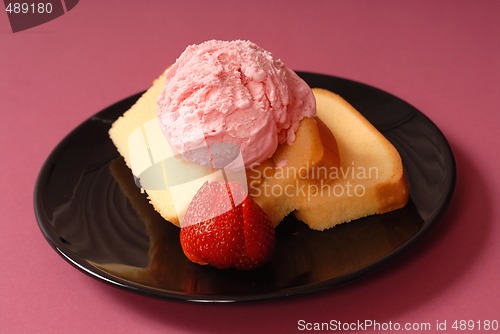 Image of Pound cake with strawberry ice cream and strawberry 