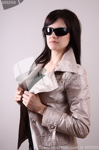 Image of Woung woman with sunglasses