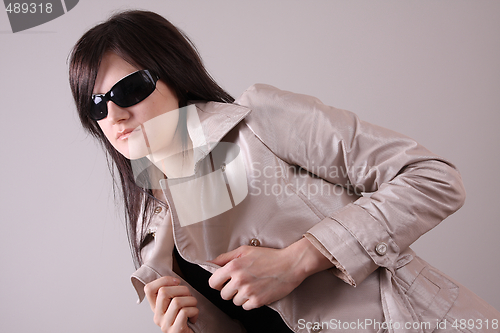 Image of Woung woman with sunglasses