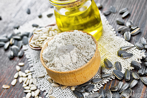 Image of Flour sunflower in bowl on table