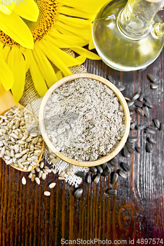 Image of Flour sunflower in bowl with flower on board top