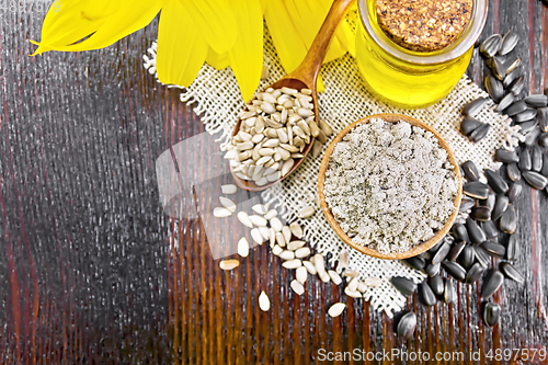 Image of Flour sunflower in bowl with seeds on dark board top