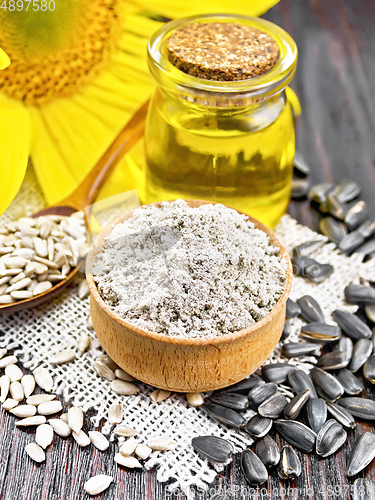 Image of Flour sunflower in bowl with seeds on dark board