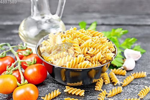 Image of Fusilli whole grain in bowl with vegetables on board