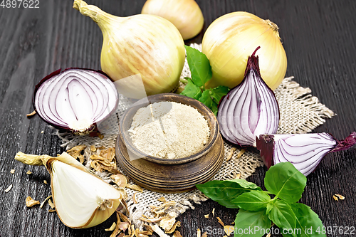 Image of Onion powder in bowl on wooden board