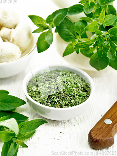 Image of Oregano dried in bowl on light board