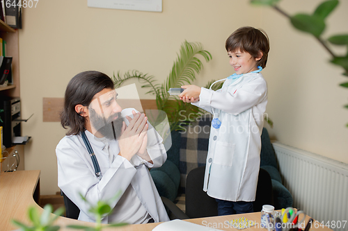 Image of Paediatrician doctor examining a child in comfortabe medical office