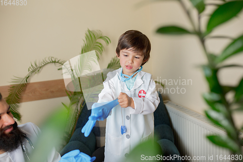 Image of Paediatrician doctor examining a child in comfortabe medical office