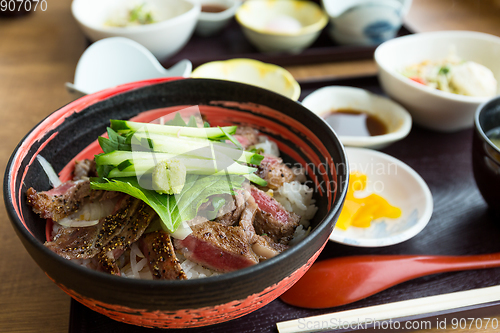 Image of Grilled sliced of beef rice bowl