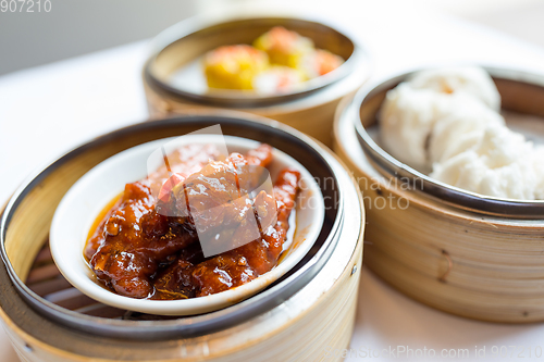 Image of Chinese dim sum inside bamboo tray