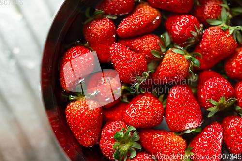 Image of Strawberry soaking water in bowl