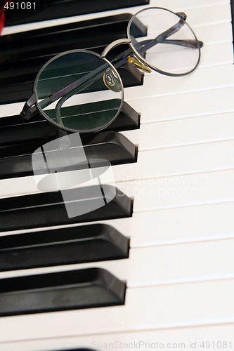 Image of spectacles on piano