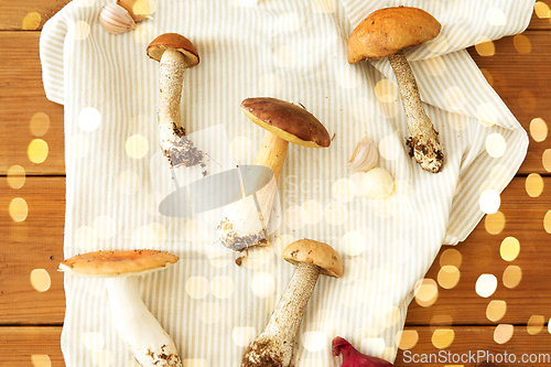 Image of different edible mushrooms on kitchen towel