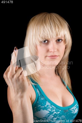 Image of The blonde, showing a middle finger. Focus on finger