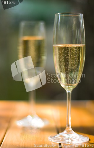 Image of two champagne glasses