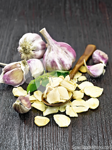 Image of Garlic dried in spoon on wooden board