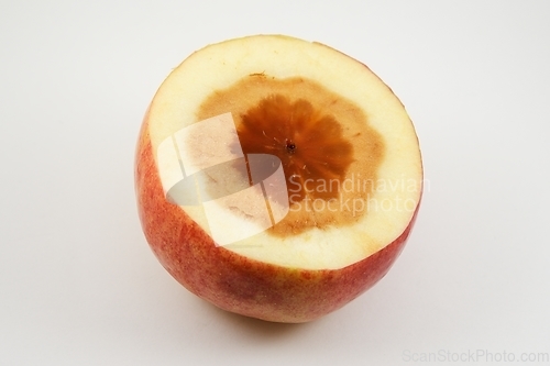 Image of apple cut with rotten core 