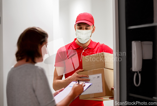 Image of deliveryman in mask and customer with parcels