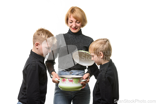 Image of Mom made soup, the kids opened the pot and didn't like the food