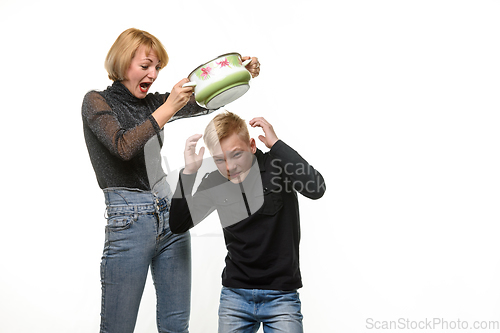 Image of Mom hits her son with a pan because he refuses to eat home-cooked food