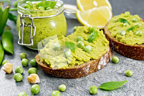Image of Sandwich green pea hummus on the table
