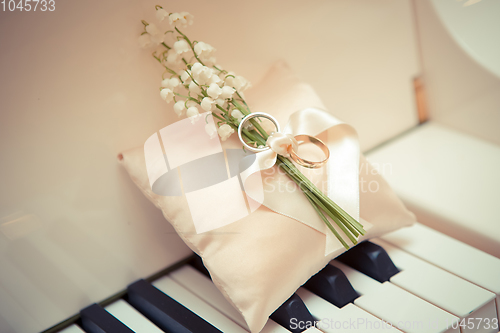 Image of white gold wedding rings 