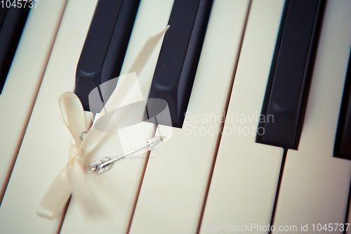 Image of Silver arrows of love with bows.