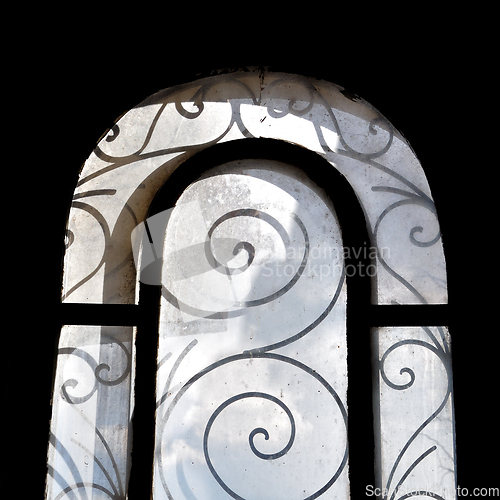 Image of sunlight on dusty arched window