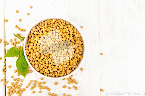 Image of Soybeans in bowl with leaf on board top