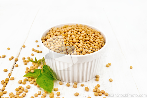 Image of Soybeans in bowl with leaf on board