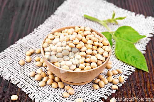 Image of Soybeans in wooden bowl with leaf on board