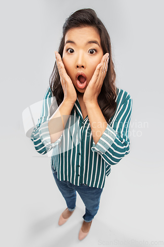 Image of shocked asian woman with open mouth goggling