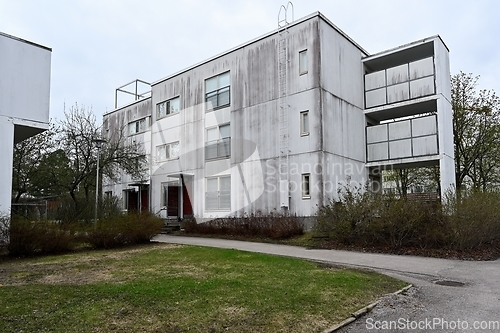 Image of old concrete house in a residential area