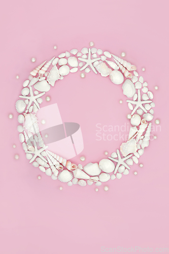 Image of Seashell Wreath with White Seashells and Pearls