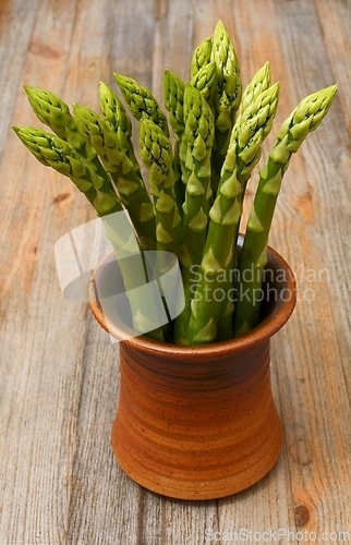 Image of a bunch of asparagus in a ceramic pot