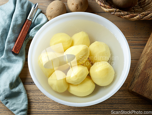 Image of fresh raw peeled potatoes