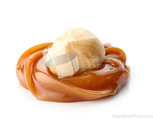 Image of hazelnut in melted caramel