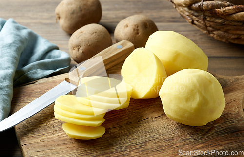 Image of fresh raw peeled potatoes