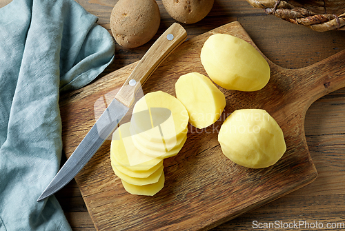 Image of fresh raw peeled potatoes