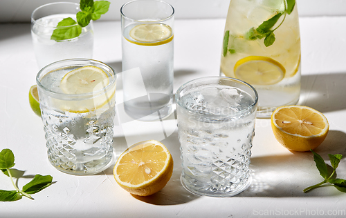 Image of glasses with lemon water and peppermint on table