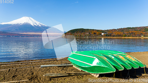 Image of Mount Fuji and lake in japan