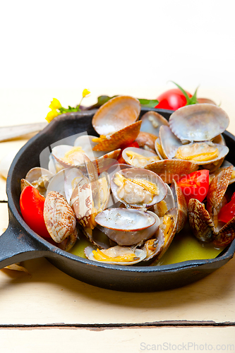 Image of fresh clams on an iron skillet